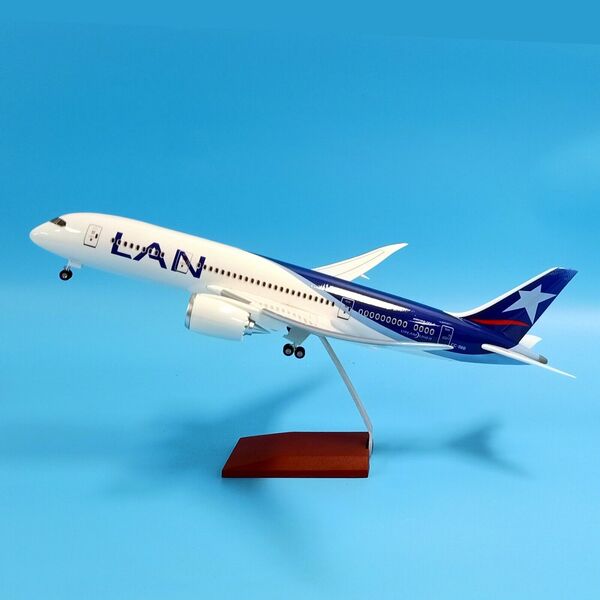 1:130 Chile LAN LATAM Boeing 787 Plane Model / LED Light &amp; Wheels Aircraft Model