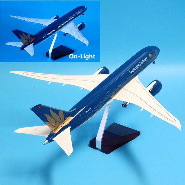 1:130 Vietnam Airlines Boeing B787 Plane Model / LED Light Wheel Aircraft Model